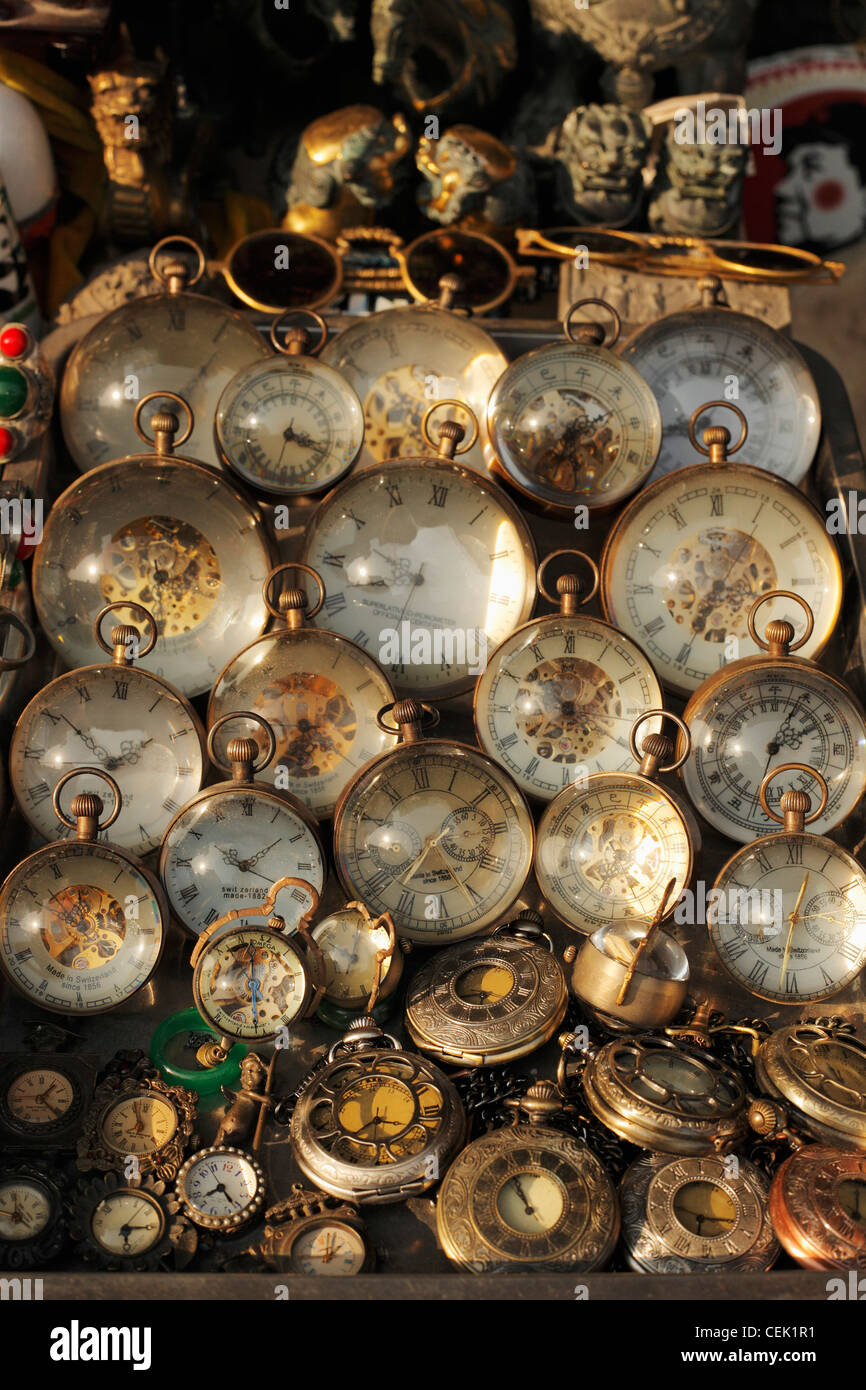 Antike Uhren zum Verkauf auf Markt in Shanghai, China Stockfoto