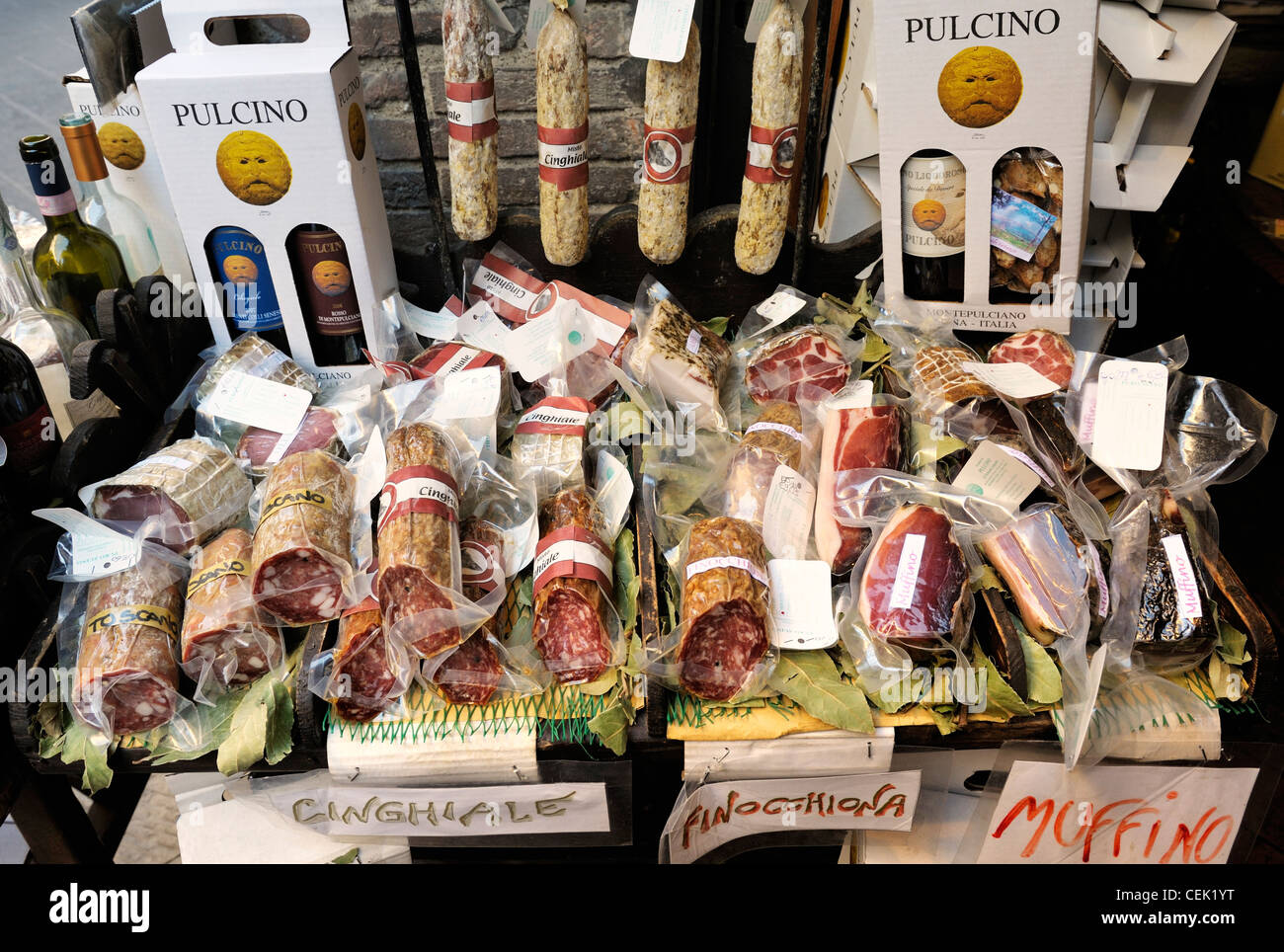 Montepulciano, Toskana, Italien. Lokales Essen Wurst Schweinefleisch Wurst Salami Wein Bauernhof produzieren Anzeige für den Verkauf in Strassenlokal Stockfoto