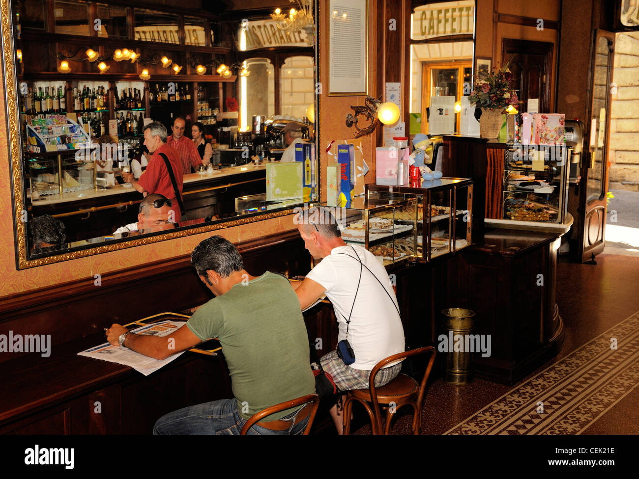 Montepulciano, Toskana, Italien. Männer lesen Zeitungen in bar der klassischen späten 19. C Italian style Café Poliziano im Zentrum Stadt Stockfoto