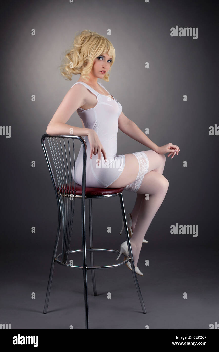 Sexy blonde Frau im weißen Kleid - Holli würde Charakter cosplay  Stockfotografie - Alamy