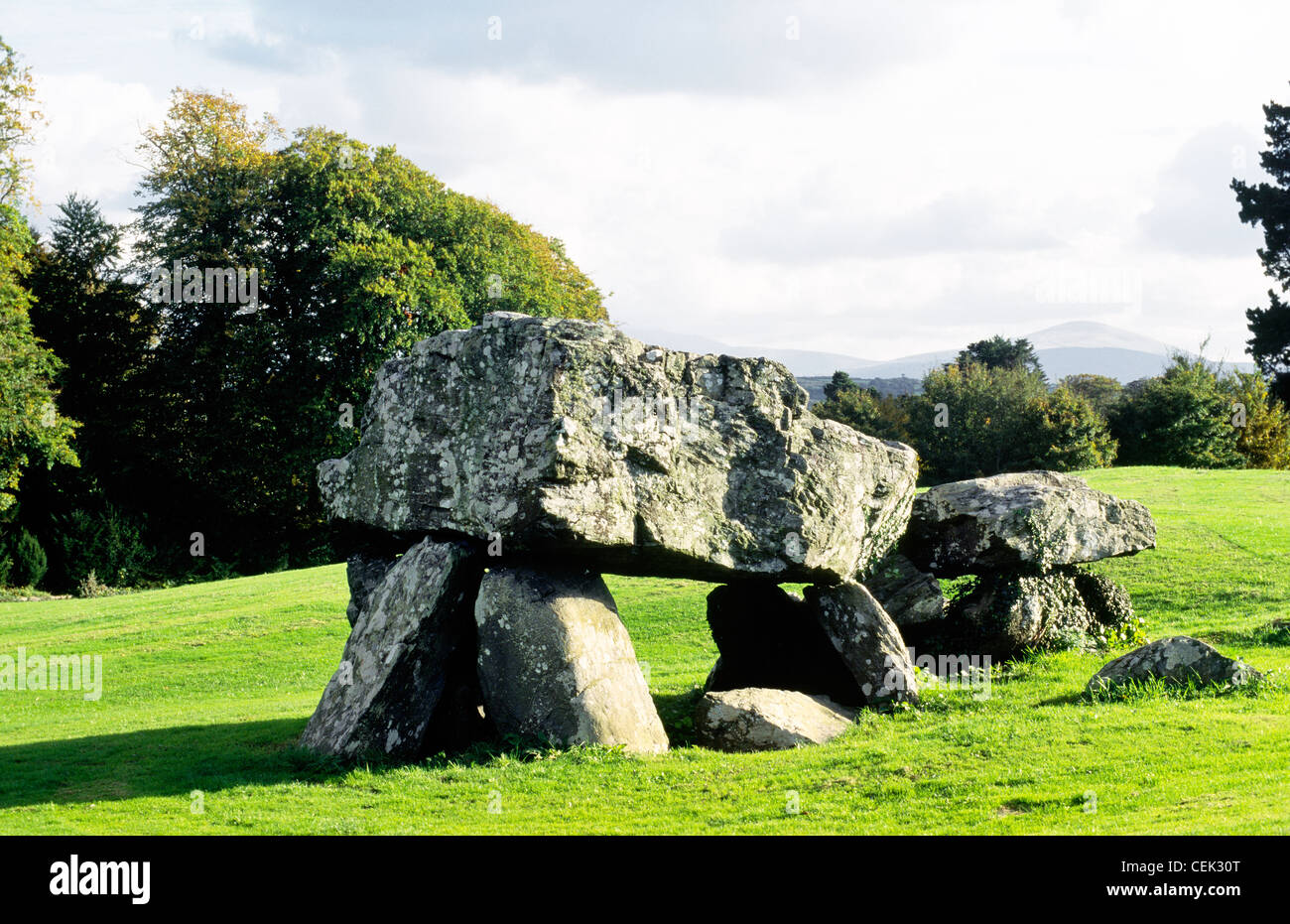Plas Newydd vorgeschichtlichen Megalith Grabkammer auf Plas Newydd Estate, Anglesey, Wales, UK Stockfoto