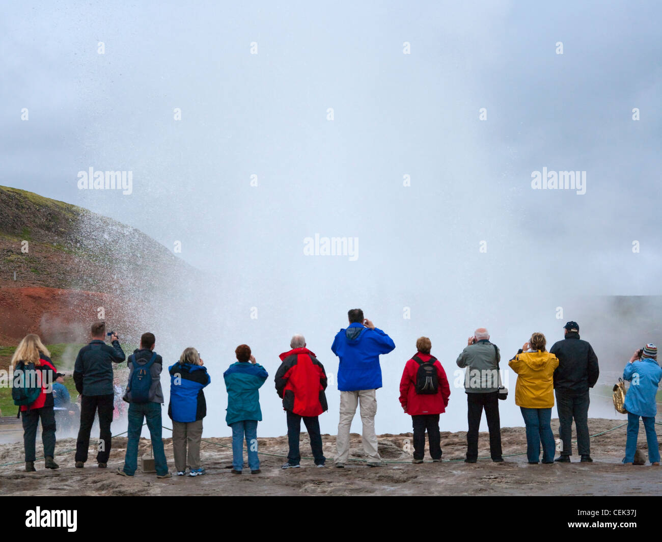 Touristen besuchen Strokkur Geysir, Sudhurland, Island Stockfoto