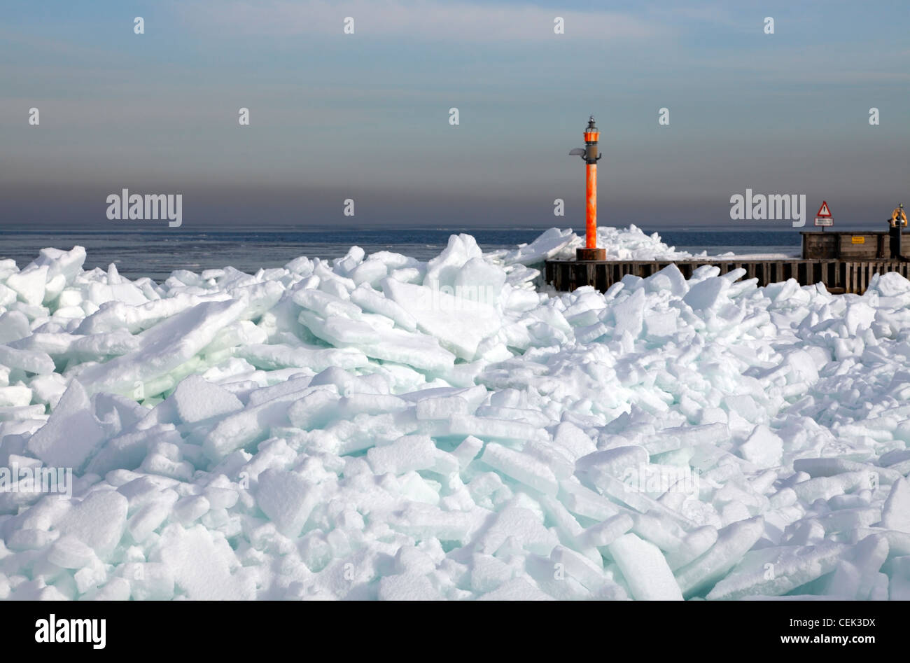 Eine extrem Kältewelle mit harten Frost und auflandigem Wind hat das Eis in den Øresund (Öresund) Klang Rungsted Hafen in der Nähe von Copenhagen verpackt. Stockfoto