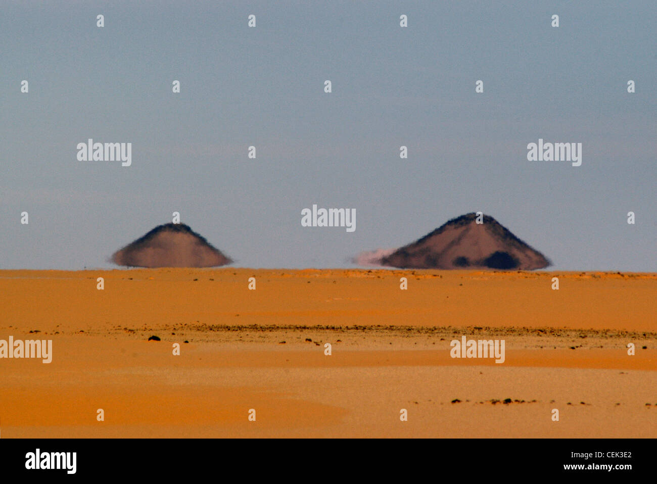 Östlichen Sahara - westliche Wüste - Ägypten. Natürlichen Formationen ähnlich wie Pyramiden, die in eine Fata Morgana. Fata Morgana Stockfoto