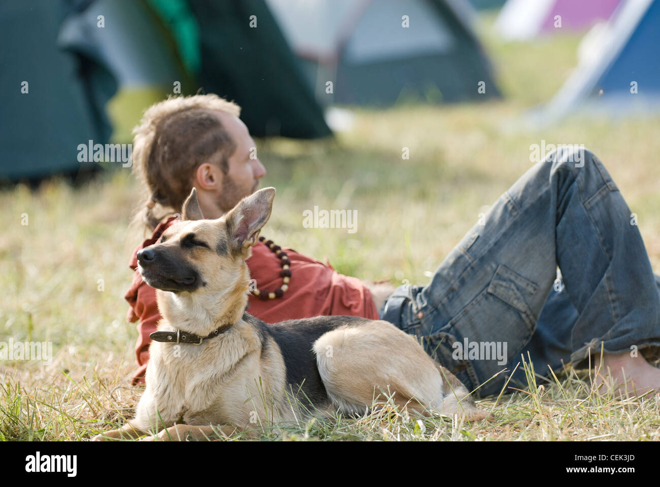 Ethnische Mann mit seinem Hund am Festival der Volksmusik Stockfoto