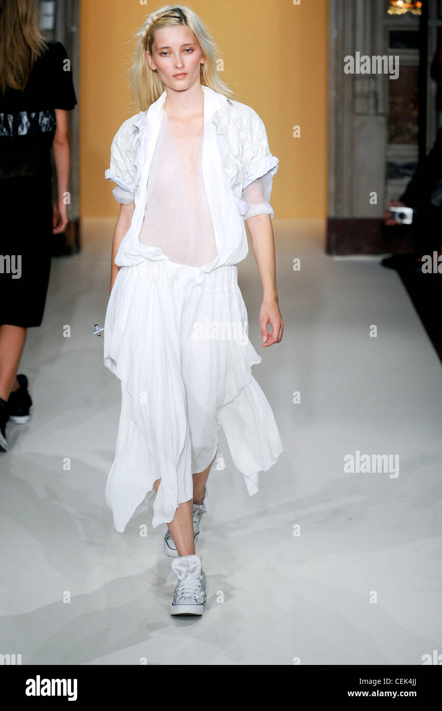 Anne ValŽrie Hash Paris bereit zu tragen Frühjahr Sommer A weißes Taschentuch Saum Mitte Kalb Länge fließenden Rock ein schier blass beige Stockfoto