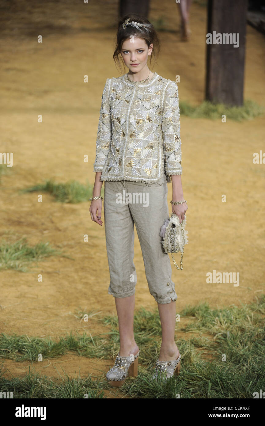 Chanel Paris bereit, tragen Frühling Sommer Beige beschnitten Knie Länge Leinenhosen, Beige, weiß und metallic Gold beschnitten Stockfoto
