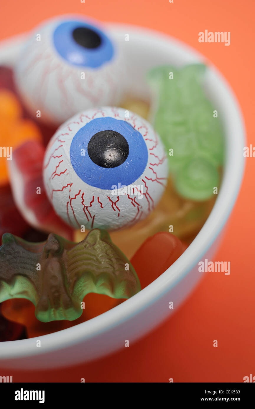 Eine Nahaufnahme Bild von Halloween themed Schokokugeln, verpackt in ... Eine Nahaufnahme Bild von Halloween themed Schokokugeln, verpackt in ...