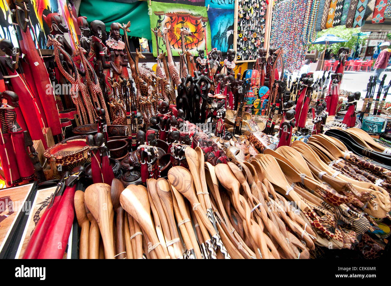 Traditionelle afrikanische Handwerkskunst in Greenmarket Square, Cape Town, Südafrika Stockfoto