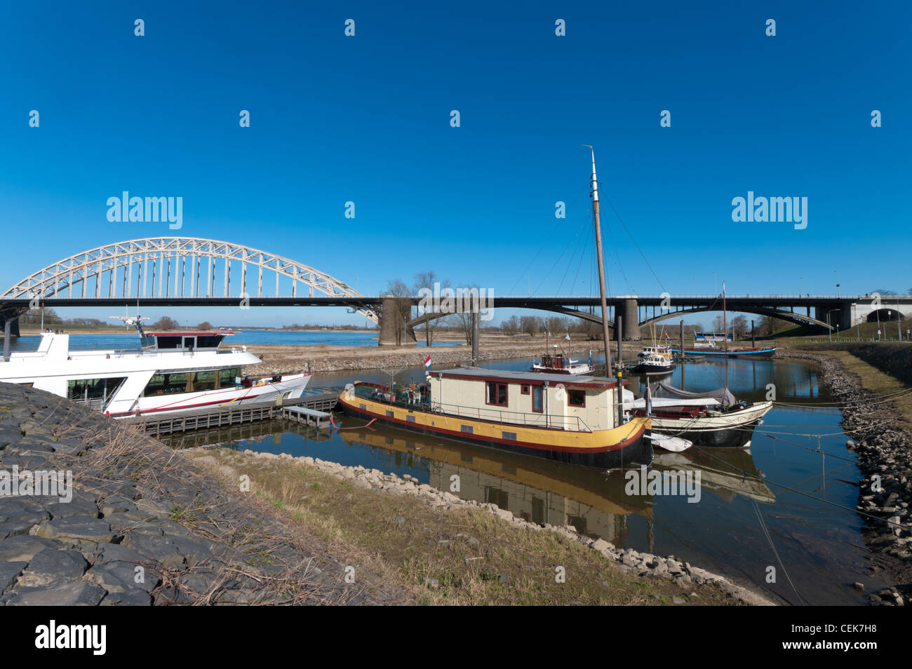 Hausboote, neben der Brücke über den Fluss Waal in Nijmegen, Niederlande Stockfoto