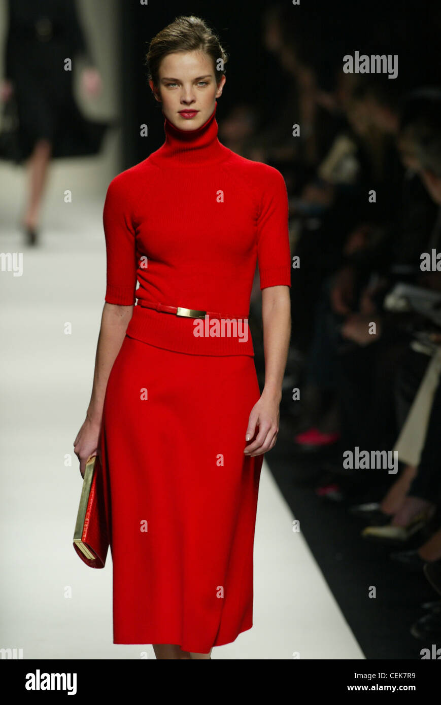 Celine Paris bereit zu tragen-Herbst-Winter-Modell brünette Haare vom Gesicht und roten Lippenstift, tragen rote Rollkragen obere dünne rote Stockfoto