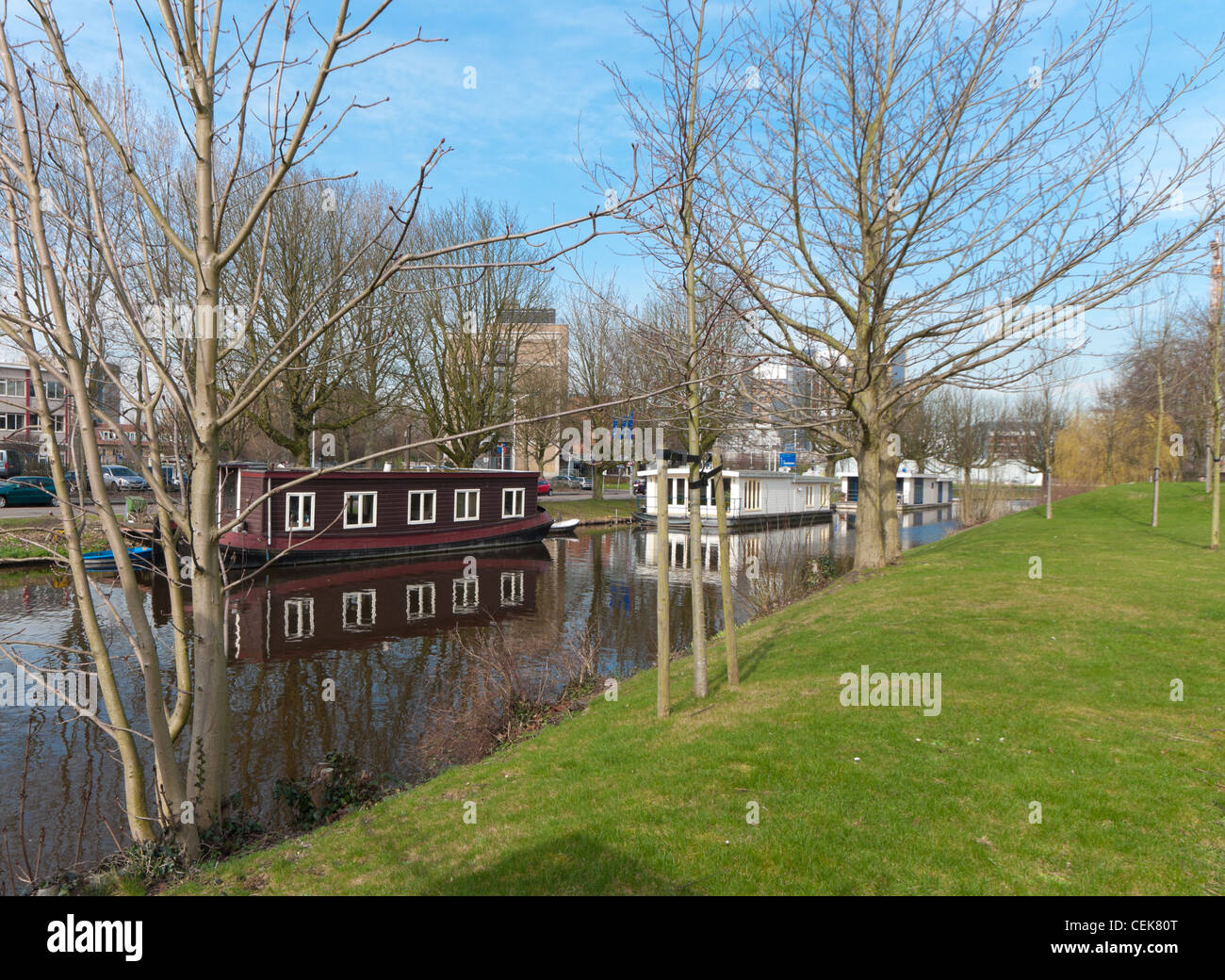Hausboote in einem Kanal in Leiden, Niederlande Stockfoto