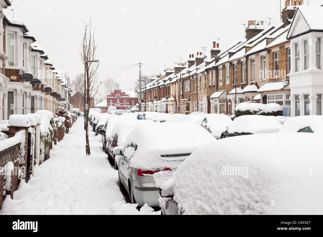 Einem verschneiten Wintertag in einem Vorort Straße London, England Stockfoto