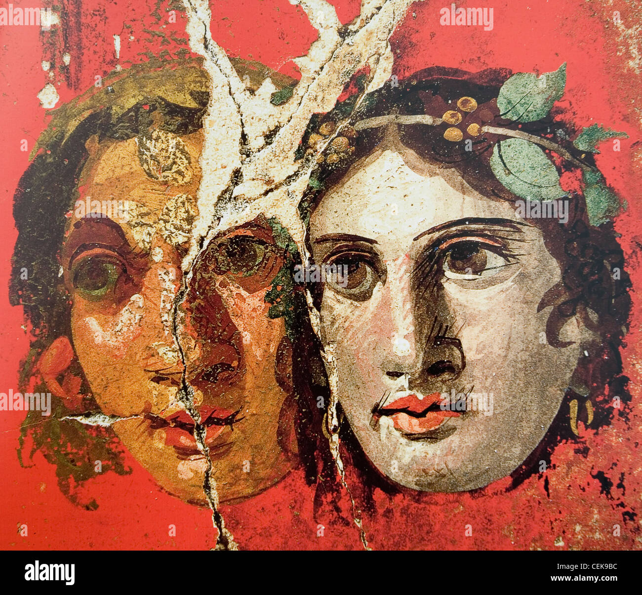 Detail-fresco-Amphoren Girlanden Masken Tauben kleines Gemälde zwei Köpfe gekrönt Rebe vor rotem Hintergrund dekoriert schießt Stockfoto