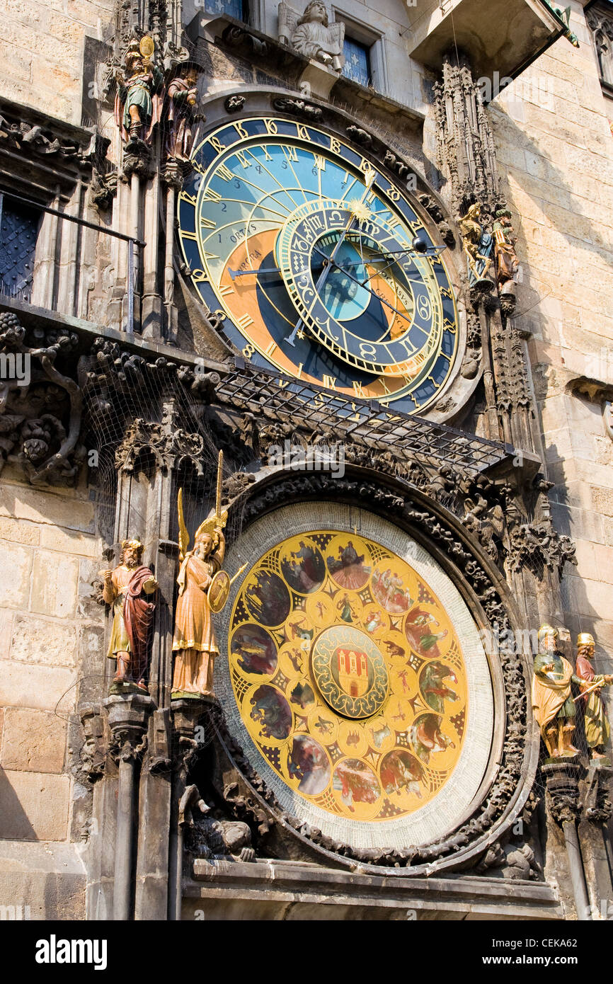 Die astronomische Uhr, ein mittelalterlicher Wahrzeichen montiert an der Wand des Altstädter Rathaus in Prag, Tschechische Republik Stockfoto
