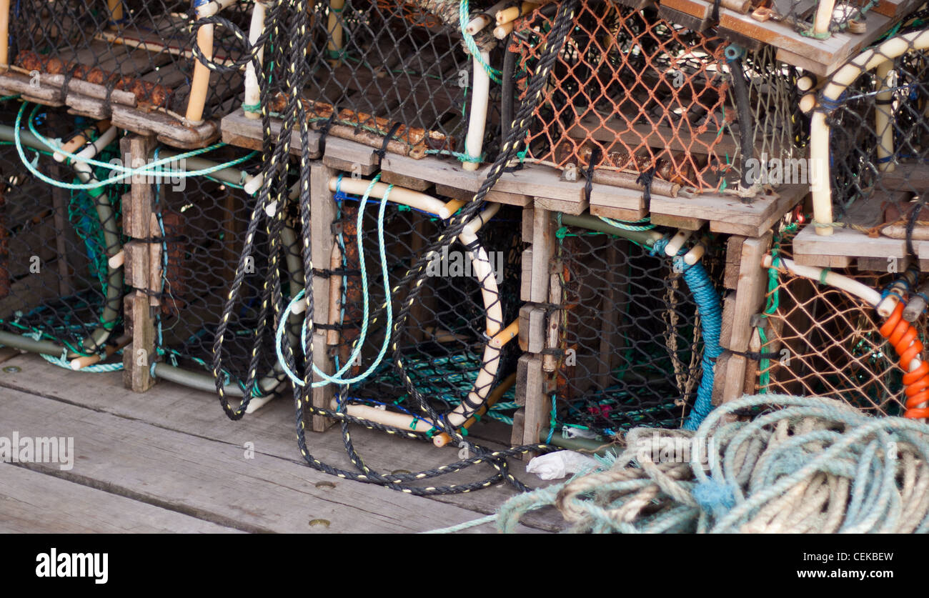 Hummer, Krabben und Fischernetze und Töpfe gestapelt und gebrauchsfertige von Fischern in der Fischereiindustrie zu leeren. Stockfoto