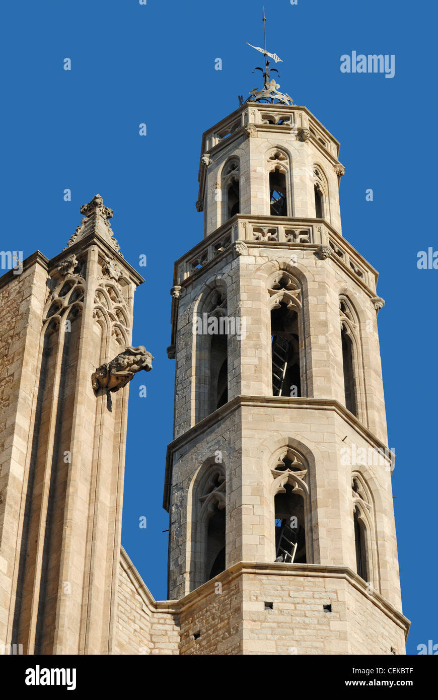 Barcelona, Spanien. Kirche von Santa Maria del Mar (14thC) eine der zwei achteckigen Türmen an der westlichen Fassade Stockfoto