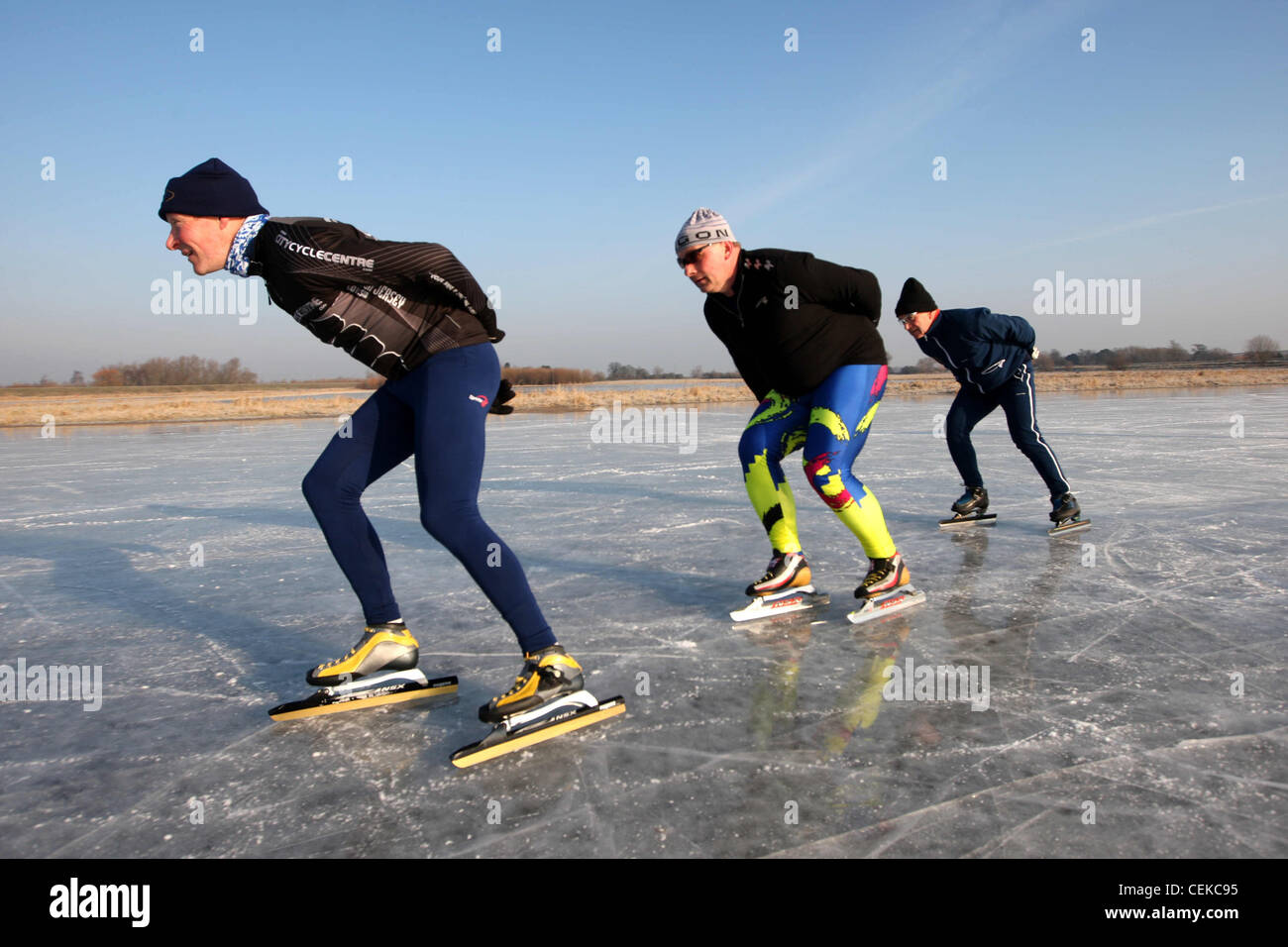 EISLAUFEN AUF DEN GEFRORENEN FENS AN SUTTON GAULT, CAMBRIDGESHIRE PERS. Stockfoto