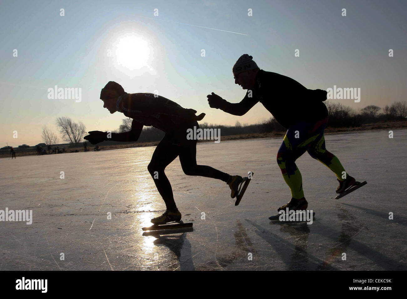EISLAUFEN AUF DEN GEFRORENEN FENS AN SUTTON GAULT, CAMBRIDGESHIRE PERS. Stockfoto
