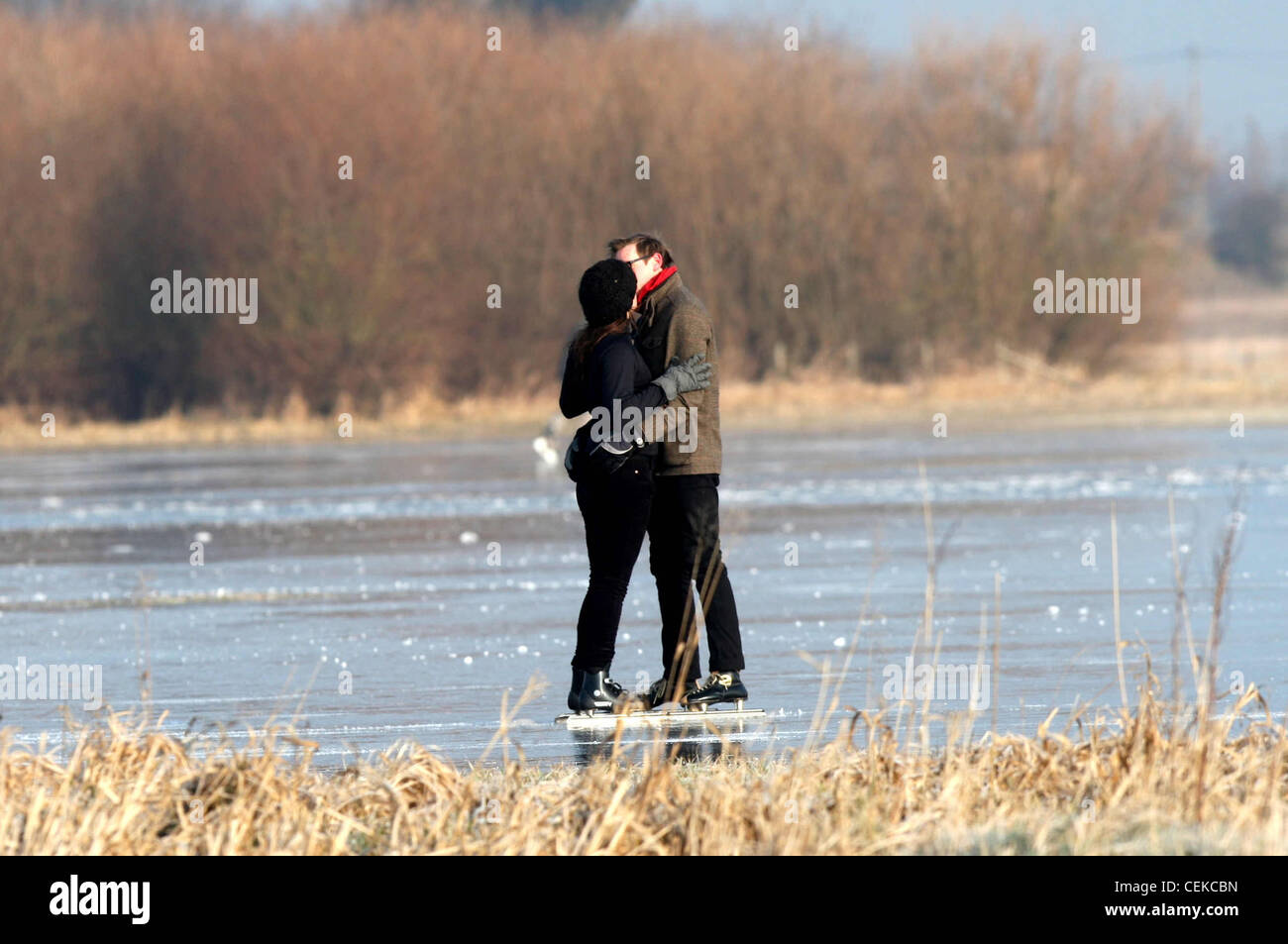 EISLAUFEN AUF DEN GEFRORENEN FENS AN SUTTON GAULT, CAMBRIDGESHIRE PERS. Stockfoto