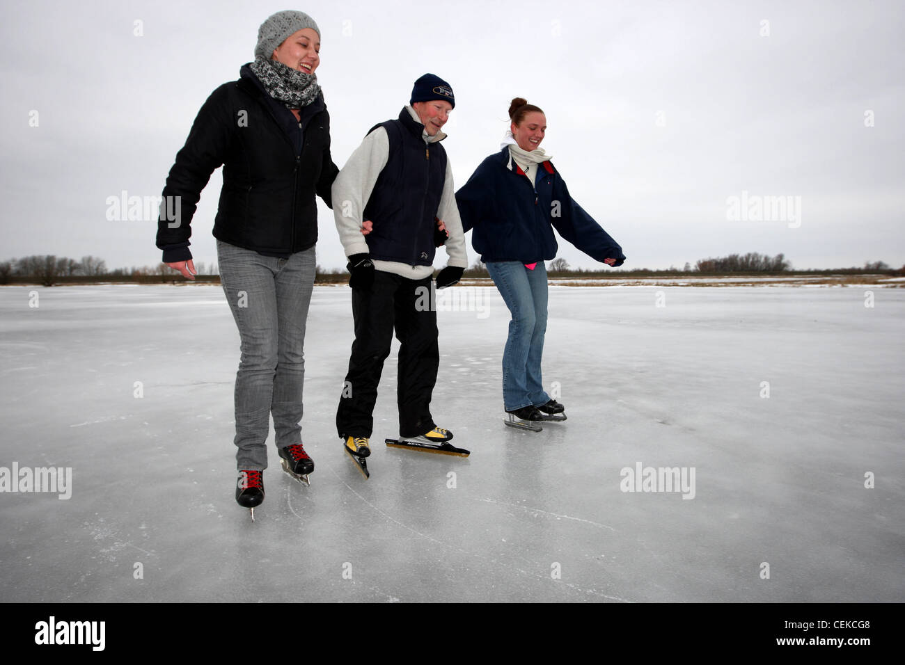 EISLAUFEN AUF DEN GEFRORENEN FENS AN SUTTON GAULT, CAMBRIDGESHIRE PERS. Stockfoto