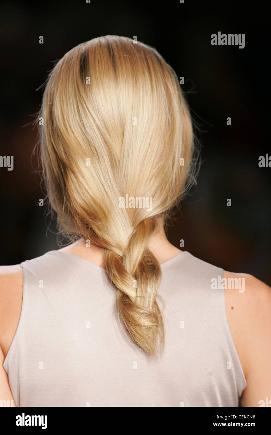Calvin Klein New York bereit zu tragen Frühling Sommer zurück Ansicht des Modells blonde Haare locker geflochten, ohne Bindungen, tragen grau Stockfoto