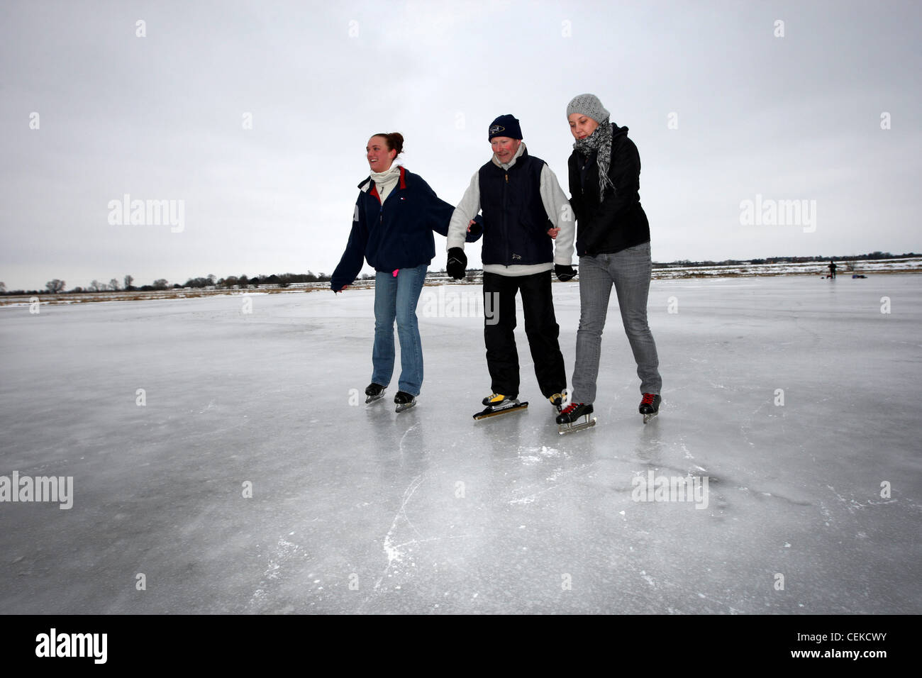 EISLAUFEN AUF DEN GEFRORENEN FENS AN SUTTON GAULT, CAMBRIDGESHIRE PERS. Stockfoto