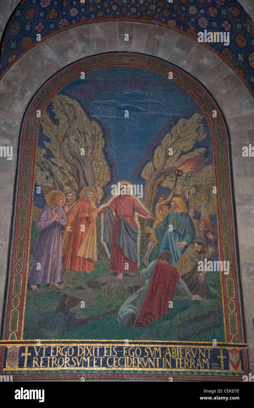 Mosaik zeigt John 18:6 geschrieben in Latein unter ihm: Jesus im Garten Gethsemane Rand Kidron-Tal Jünger Judas erscheint Stockfoto