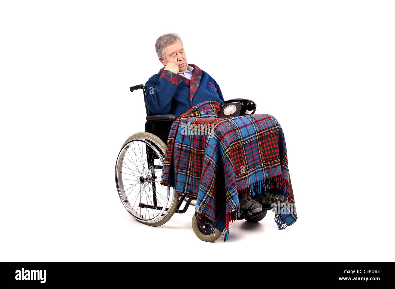 Einsame ältere Menschen in einem Rollstuhl, starrte auf das Telefon Stockfoto