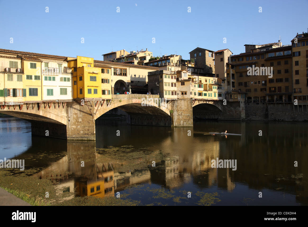 Älteste Brücke Ponte Vecchio in Florenz, nur einer überlebt zweiten Weltkrieg steht auf der Website mindestens drei Präzedenzfall Brücken zunächst Stockfoto