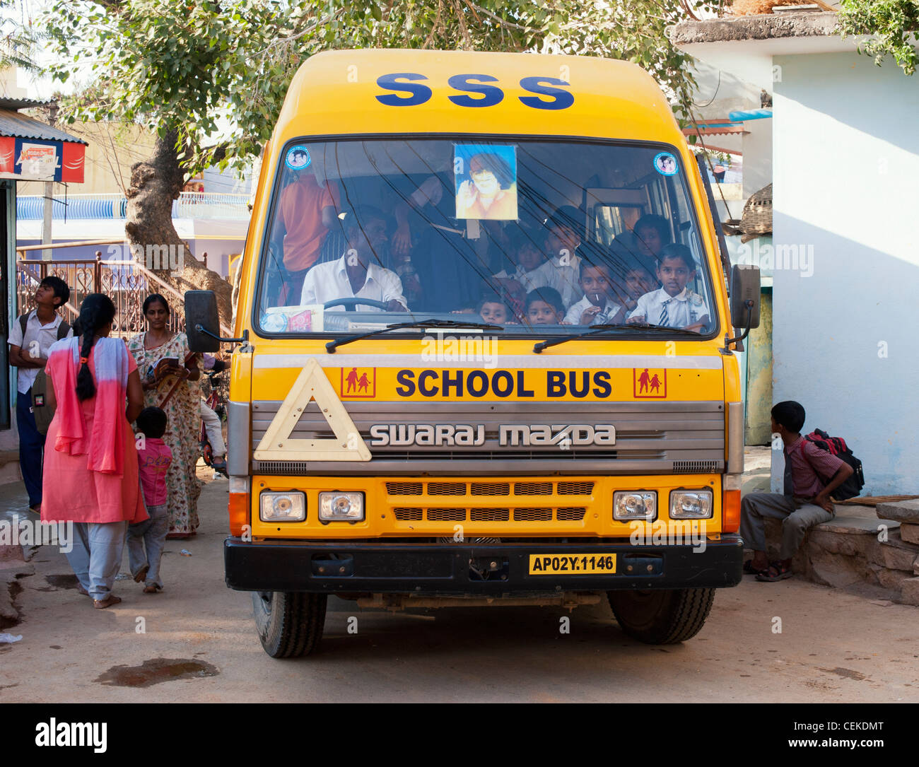 Indische Schule Bus durch die indische Stadt Puttaparthi. Andhra Pradesh, Indien Stockfoto