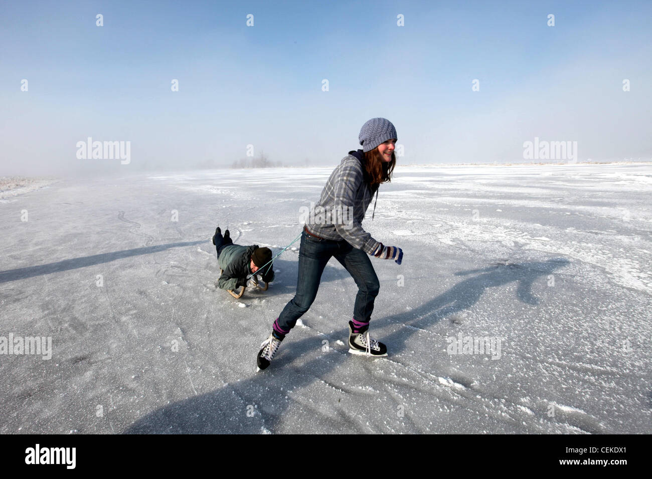 EISLAUFEN AUF DEN GEFRORENEN FENS AN SUTTON GAULT, CAMBRIDGESHIRE PERS. Stockfoto