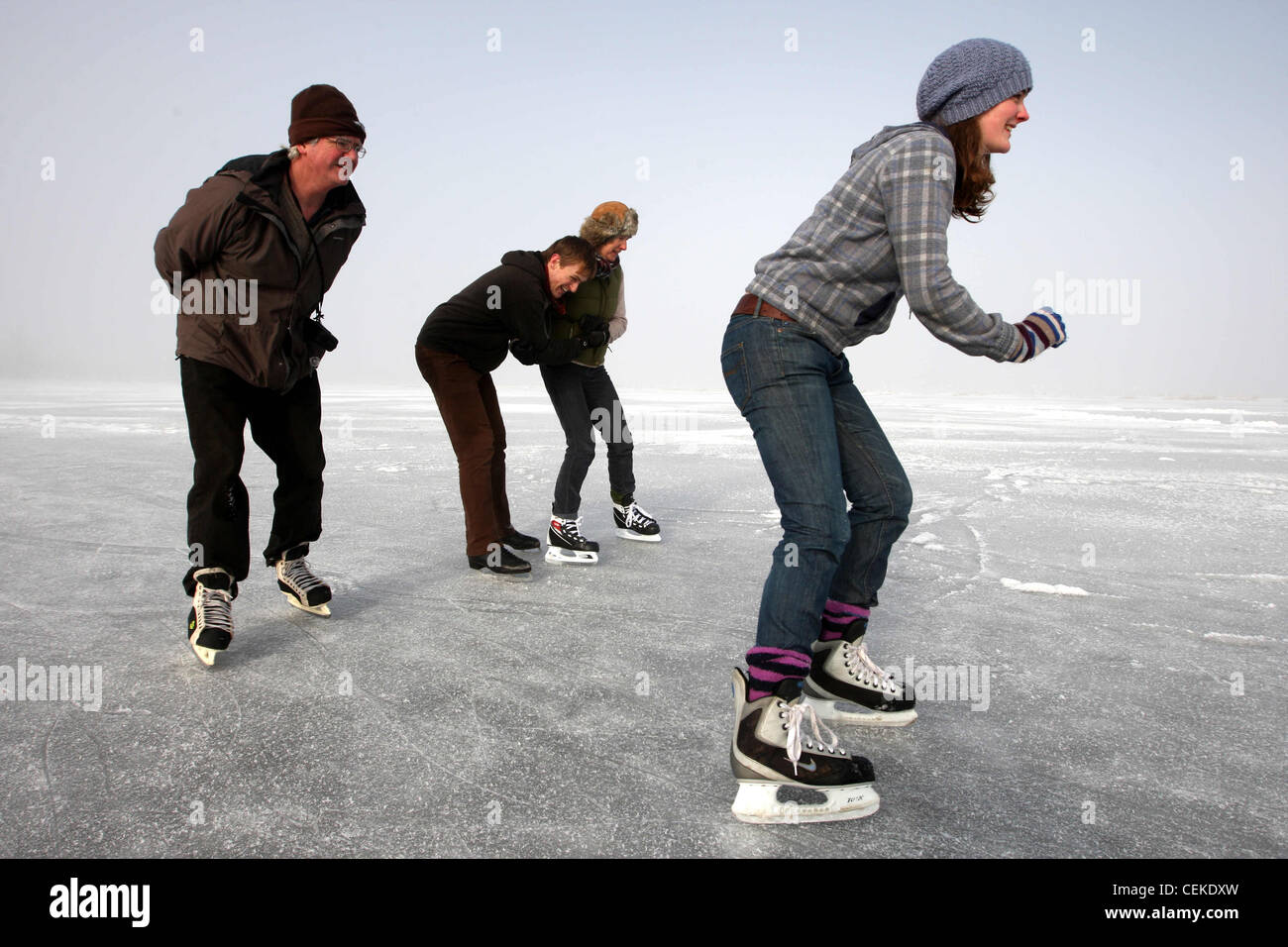 EISLAUFEN AUF DEN GEFRORENEN FENS AN SUTTON GAULT, CAMBRIDGESHIRE PERS. Stockfoto