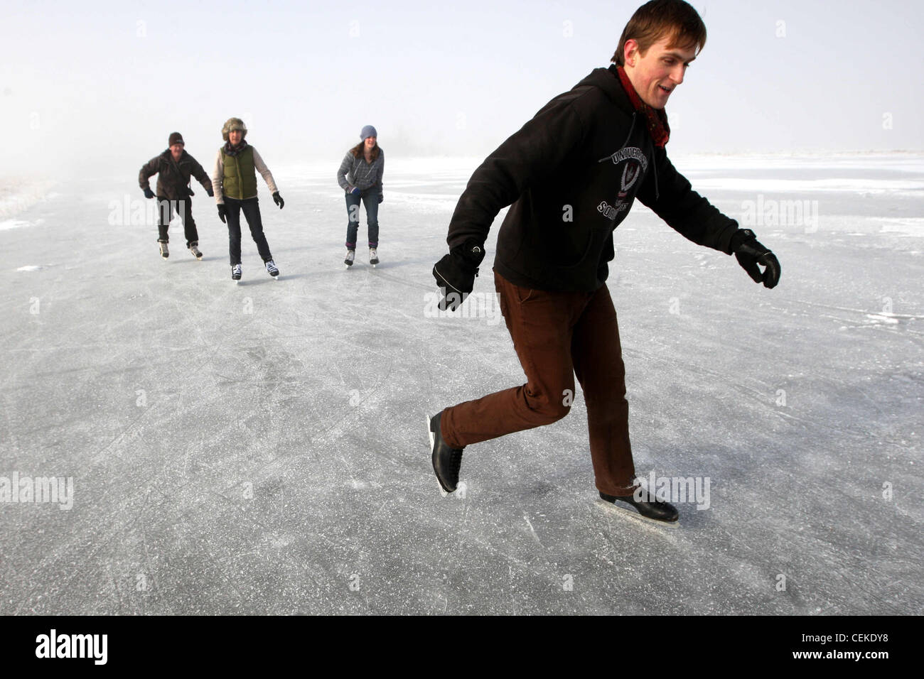 EISLAUFEN AUF DEN GEFRORENEN FENS AN SUTTON GAULT, CAMBRIDGESHIRE PERS. Stockfoto