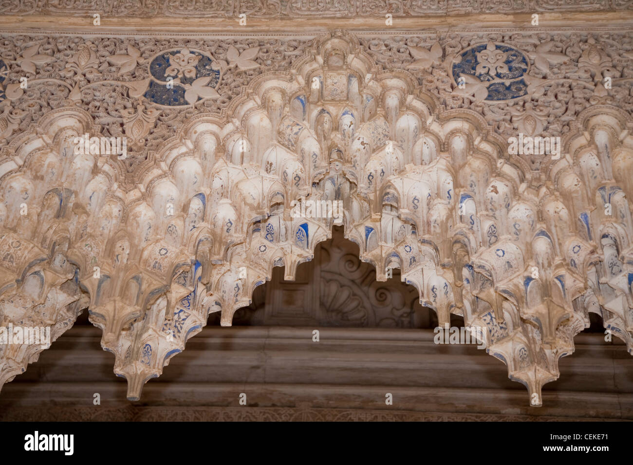 Palast Löwen architektonischen Höhepunkt Alhambra Spalten kubische Hauptstädte hängen Spandrel Arbeit Stuckarbeiten schmücken offenen Innenhof Stockfoto