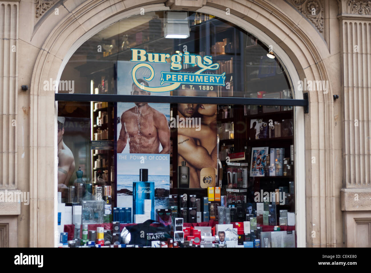 Burgins Parfümerie in York Verkauf von bekannten Marken Parfüm shop Stockfoto