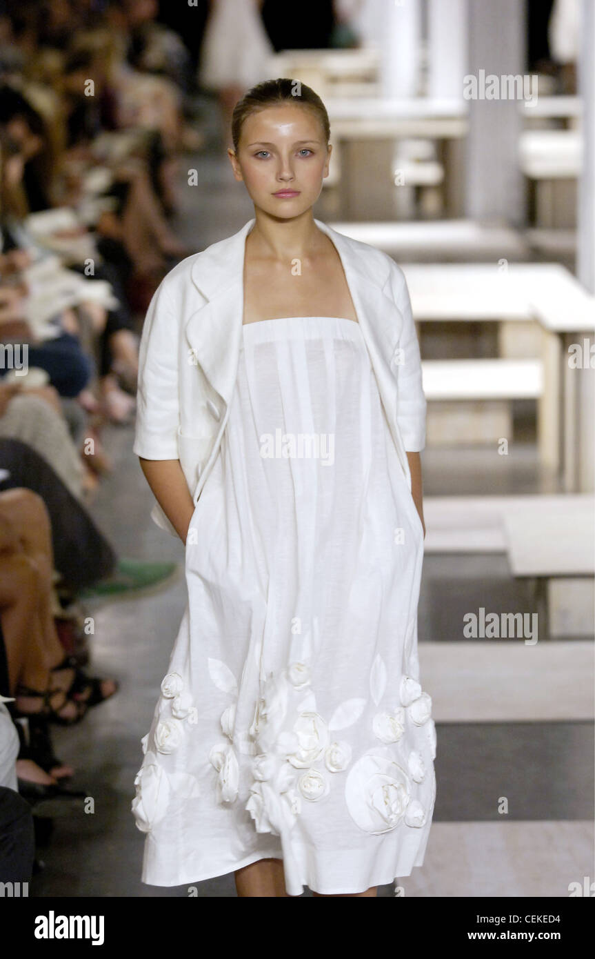 Phillip Lim New York bereit zu tragen Frühling Sommer weiß Kleid  Seitentaschen und floralen Corsage Saum, weiße Taille Jacke Stockfotografie  - Alamy