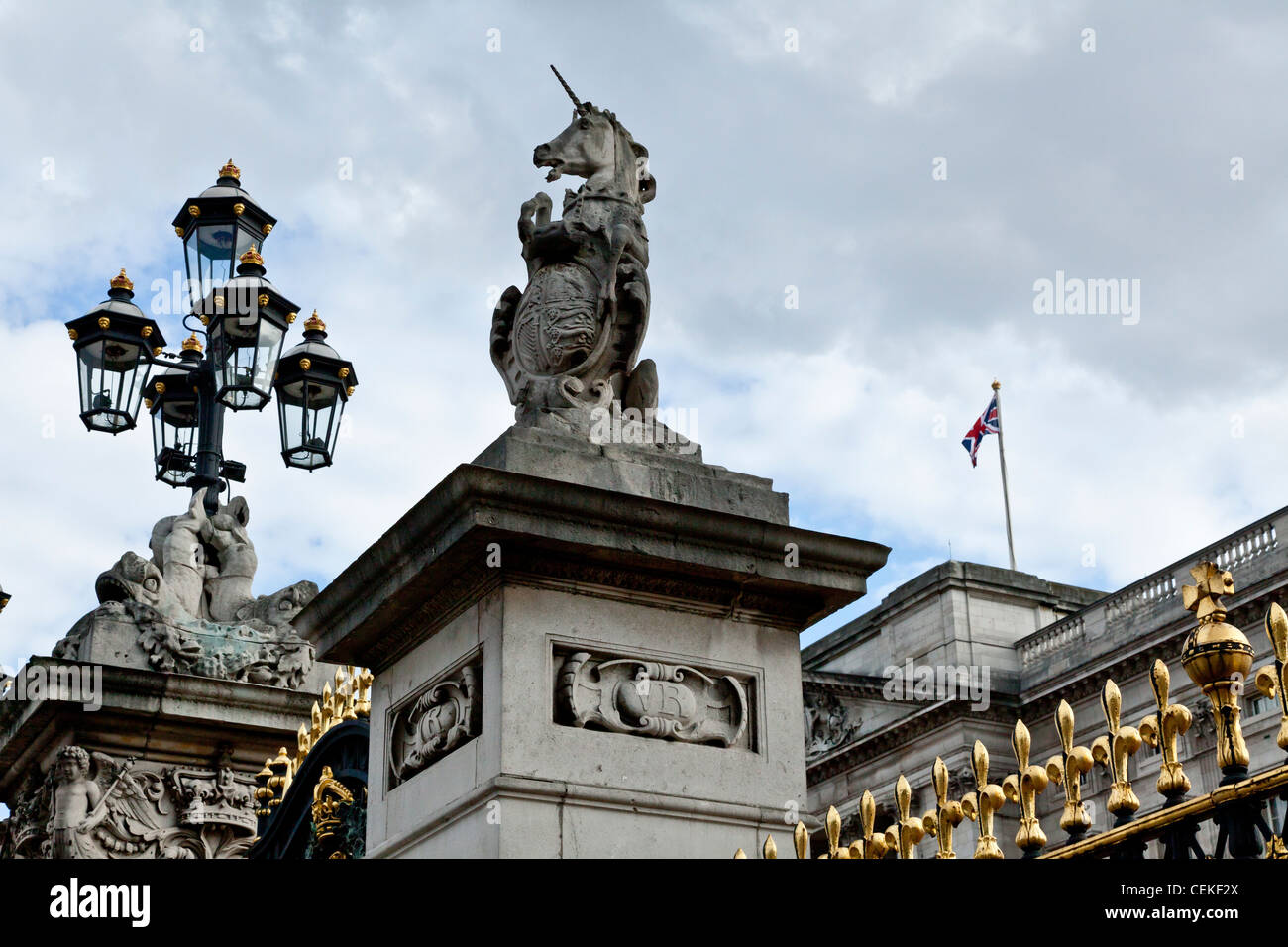 Einhorn-Statue vor Buckingham Palast mit Union Jack fliegen Stockfoto