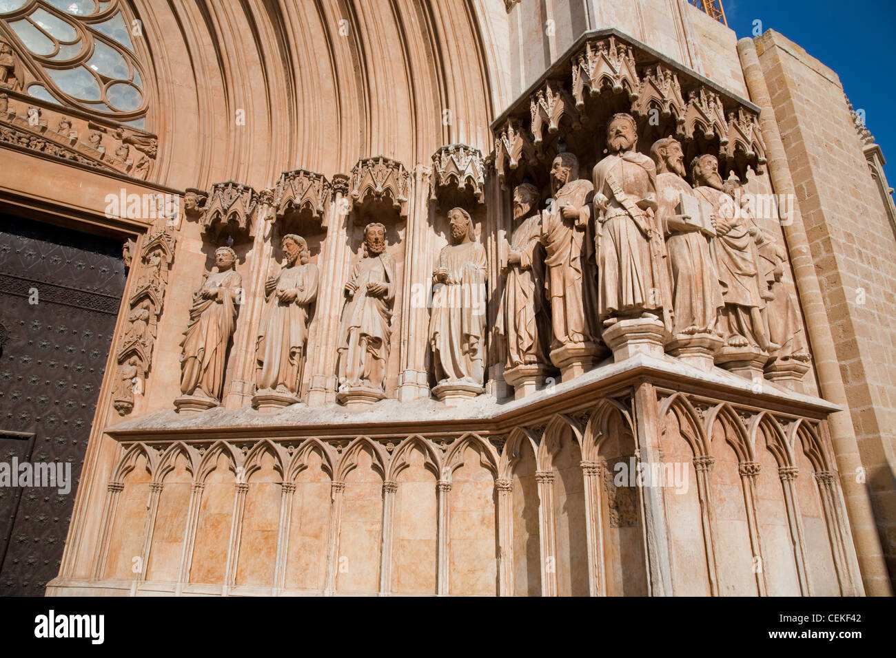 Bau der Kathedrale dauerte 1117 1331 herrliches Beispiel Übergang romanisch-gotische Westfassade tief gotische Türe Stockfoto