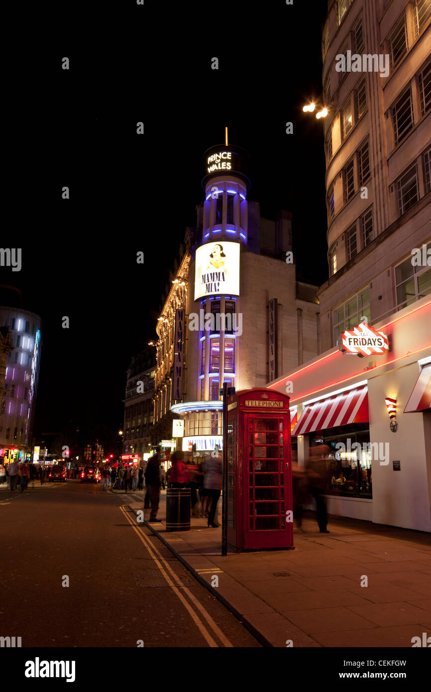 Piccadilly in London mit Telefonzelle und restaurant Stockfoto