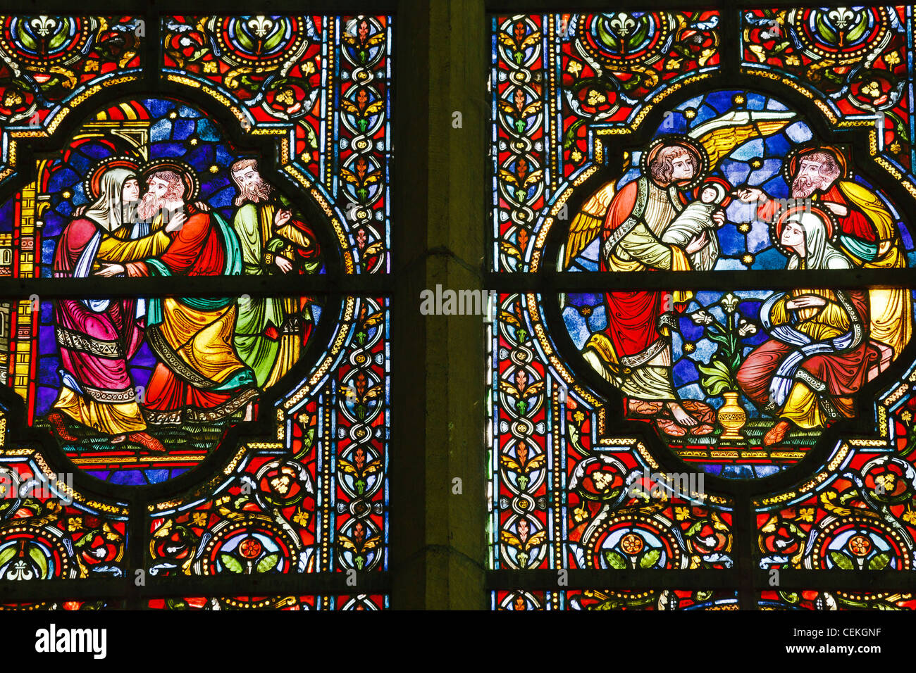 Detail der Glasfenster in der Kathedrale von Dinant, Wallonien, Belgien. Stockfoto