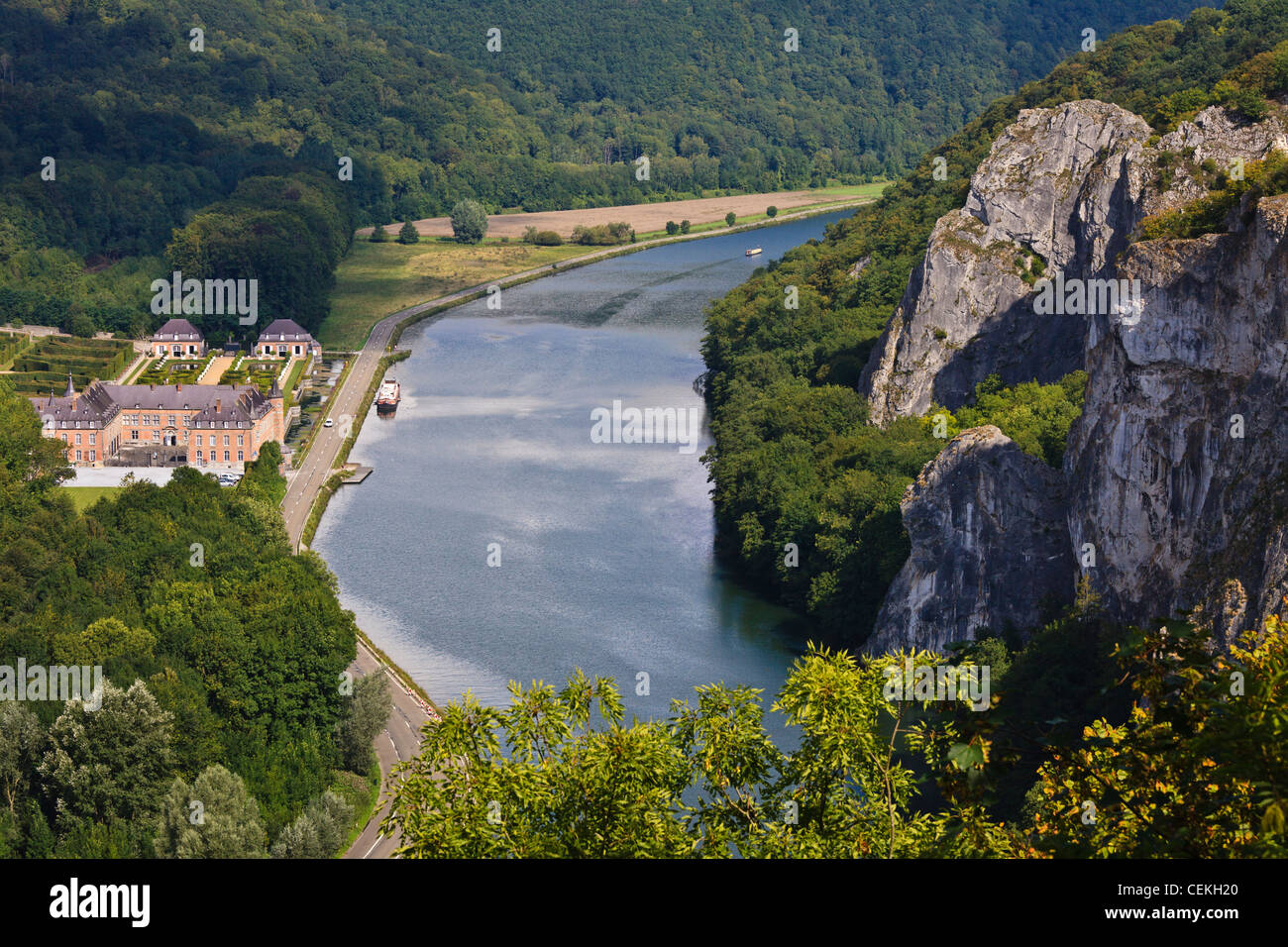 Maas und Chateau de Freyr aus den Rochers-de-Freyr, Wallonien, Belgien Stockfoto