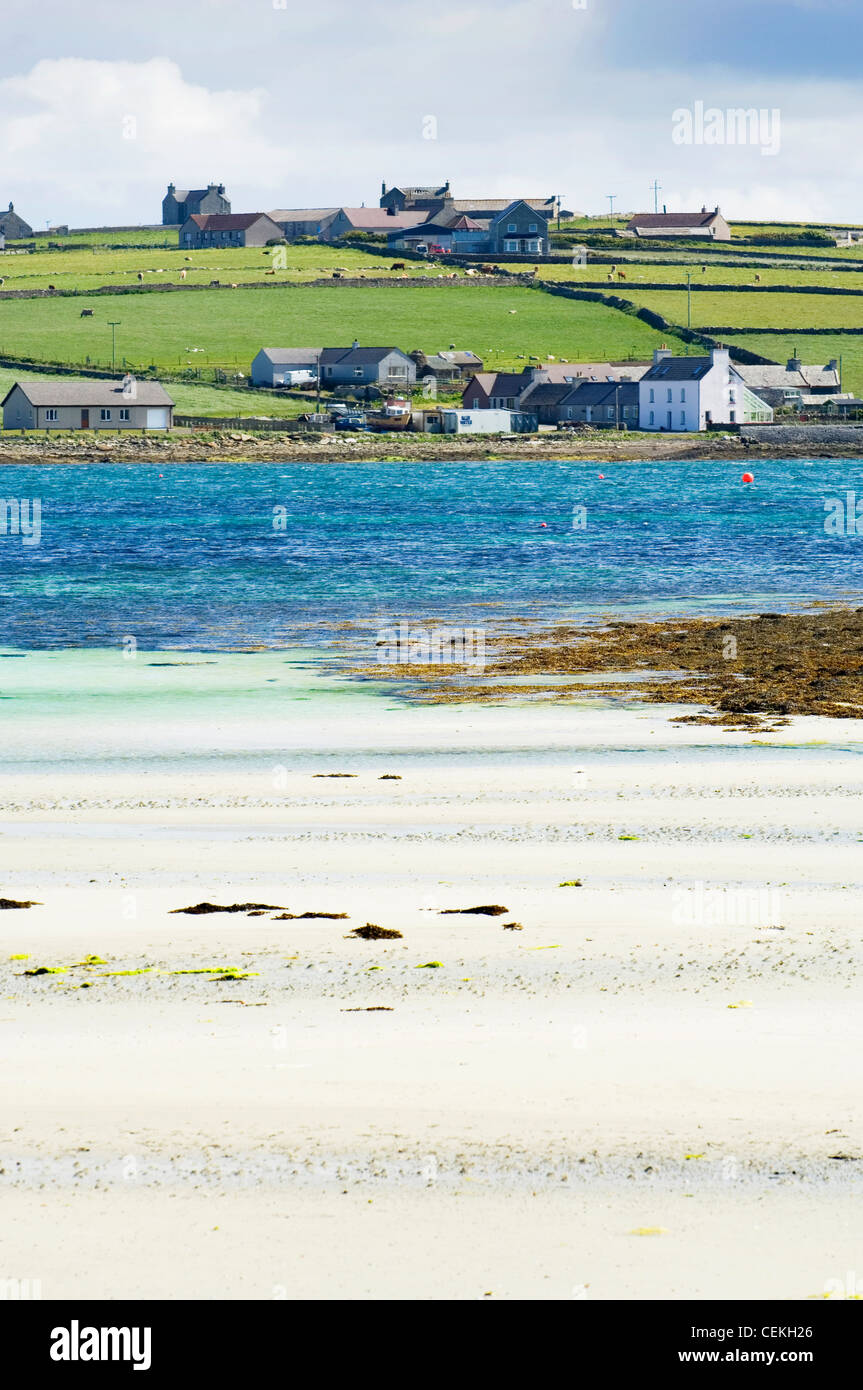 Bucht von Pierowall, und das Dorf von Pierowall, auf der Insel Westray, Orkney Inseln, Schottland. Stockfoto