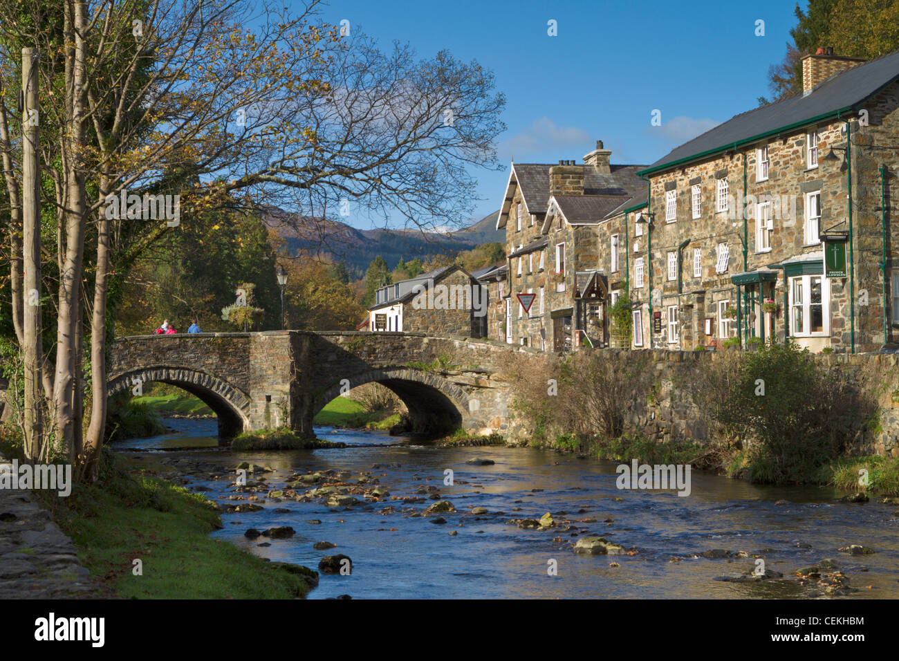 Steinhäuser und Fluß Beddgelert, Beddgelert, Gwynedd, Wales Stockfoto