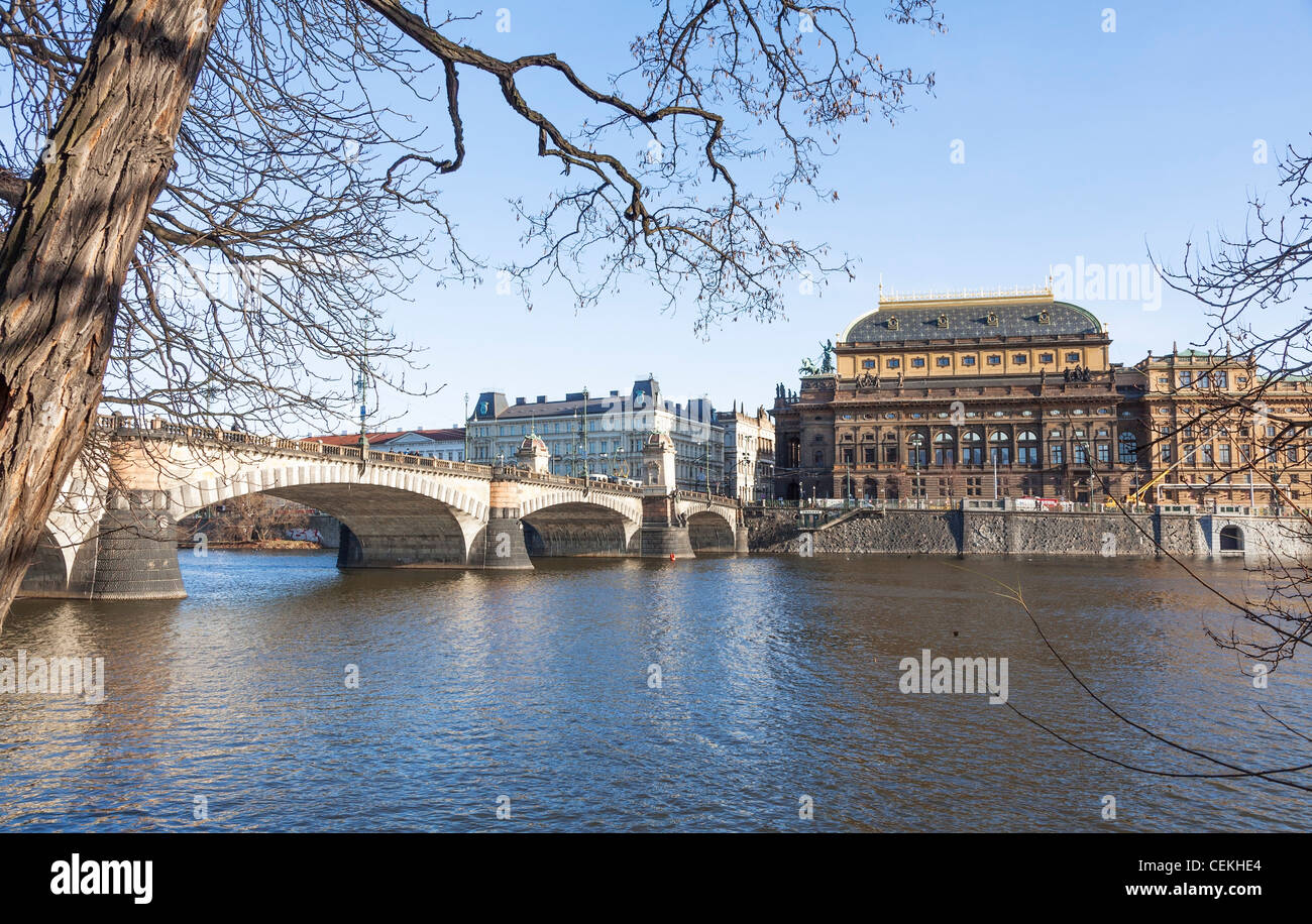 Nationaltheater und Legii Brücke, Prag über die Moldau Fluss, Tschechische Republik, Osteuropa im Winter mit blauem Himmel Stockfoto