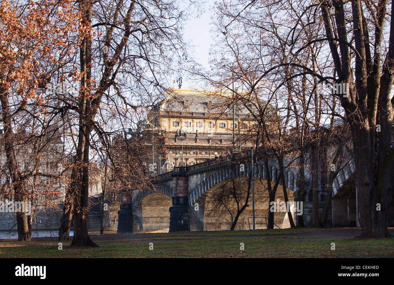 Nationaltheater und Legii Brücke, Prag über die Moldau Fluss, Tschechische Republik, Osteuropa im winter Stockfoto