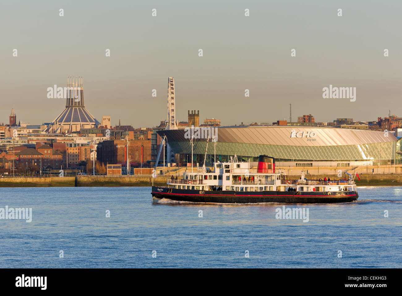 Mersey Fähre, Echo-Bereich und katholische Kathedrale, Liverpool Stockfoto