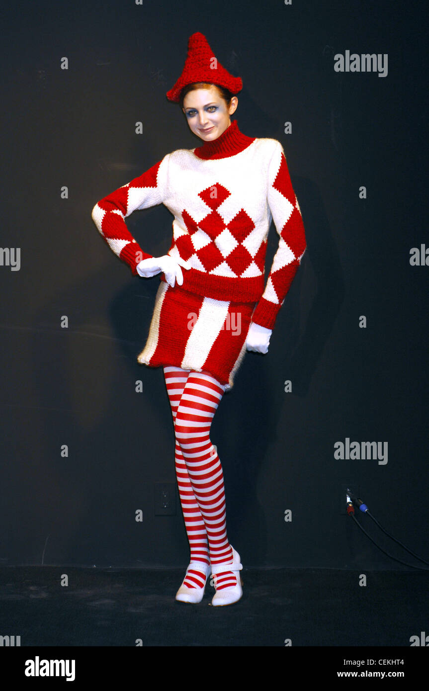 Pierrot New York bereit, Herbst Winter-Modell tragen rote Haare weiße Gesicht Make-up und verschmierte Augen Make-up tragen leuchtend rot Stockfoto