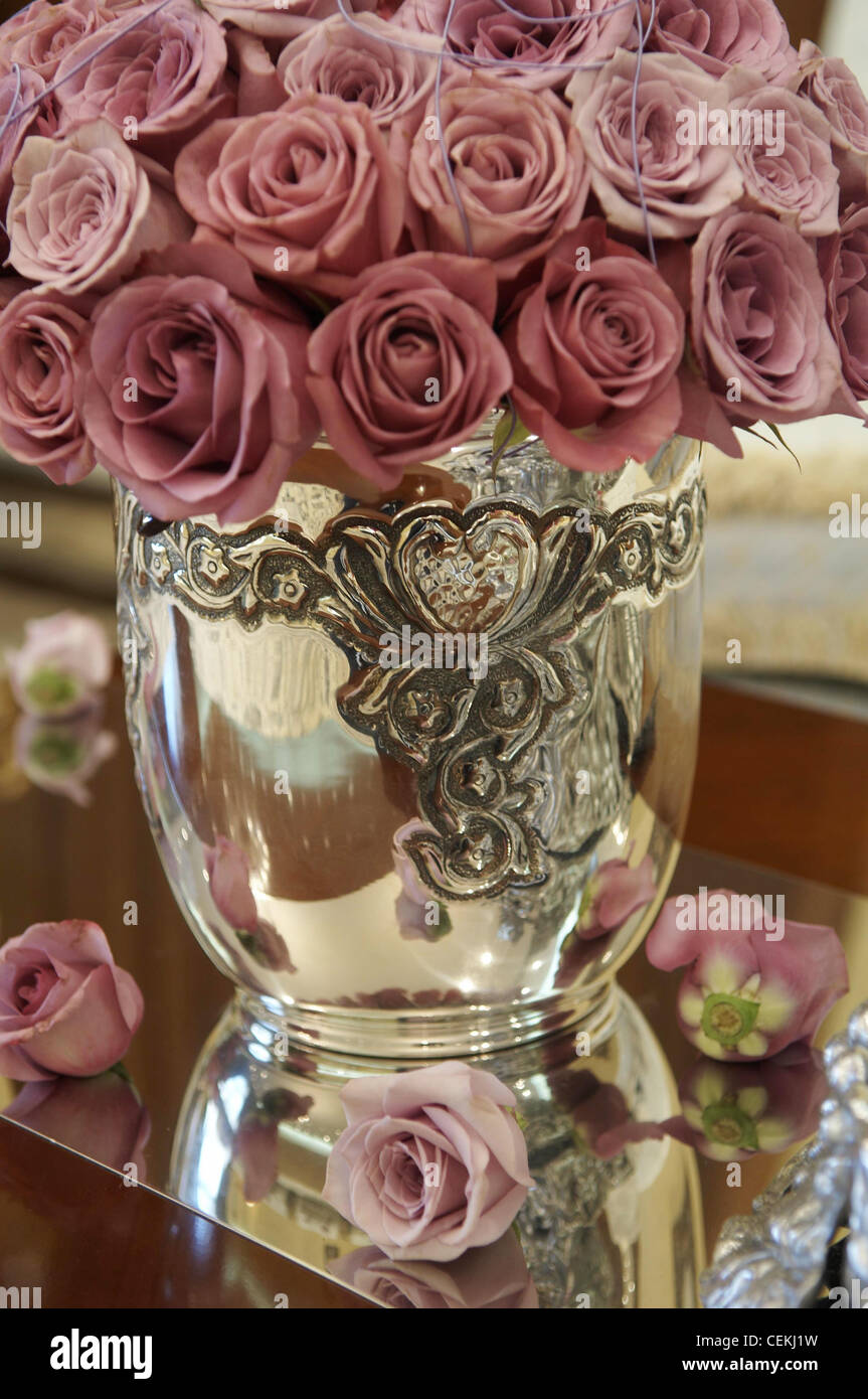 Silber Vase mit altrosa rosa Rosen und Draht Stockfoto