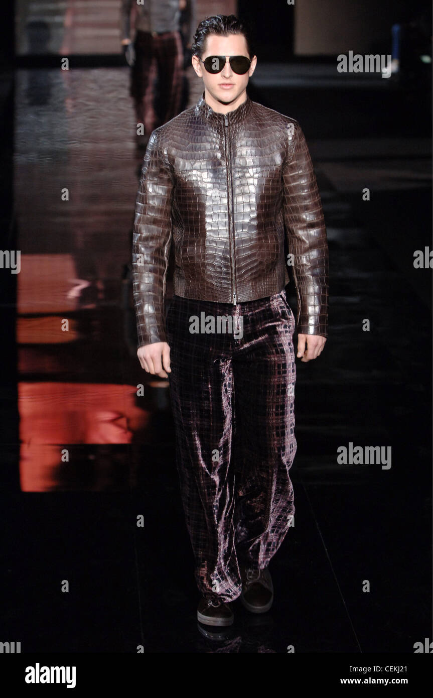 Giorgio Armani Herrenmode Mailand A W Brünette männlichen trägt eine  Crocadile Sking braune kurze Lederjacke aufstehen Kragen dunkelbraun  Stockfotografie - Alamy